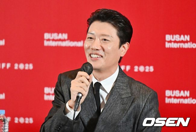 배우 박희순이 기자들의 질문에 답하고 있다. 2025.09.17 / foto0307@osen.co.kr
