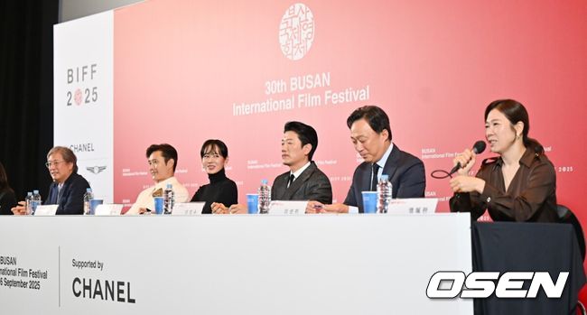박찬욱 감독, 이병헌, 손예진, 박희순, 이성민, 염혜란이 기자들의 질문에 답하고 있다. 2025.09.17 / foto0307@osen.co.kr