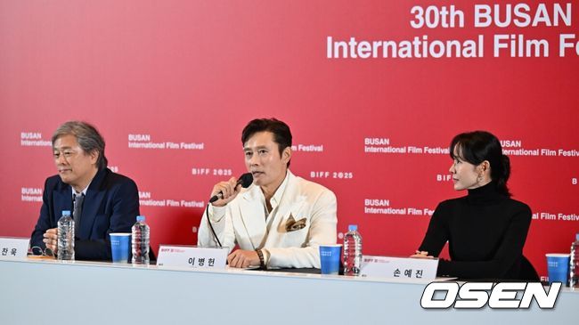 박찬욱 감독, 이병헌, 손예진이 기자들의 질문에 답하고 있다. 2025.09.17 / foto0307@osen.co.kr