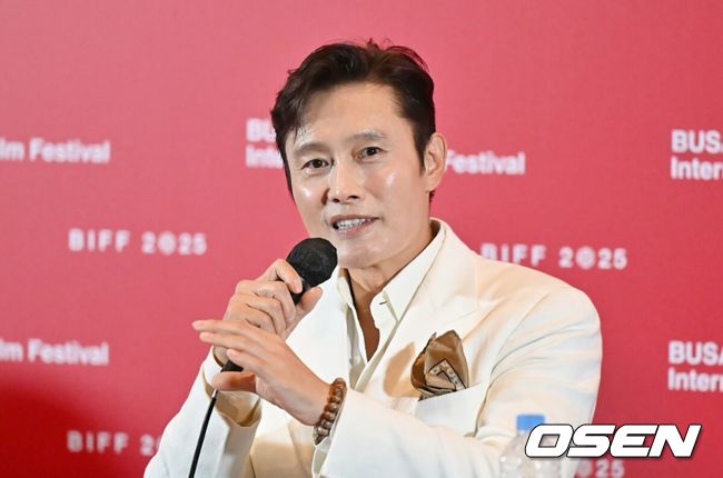 배우 이병헌이 기자들의 질문에 답하고 있다. 2025.09.17 / foto0307@osen.co.kr