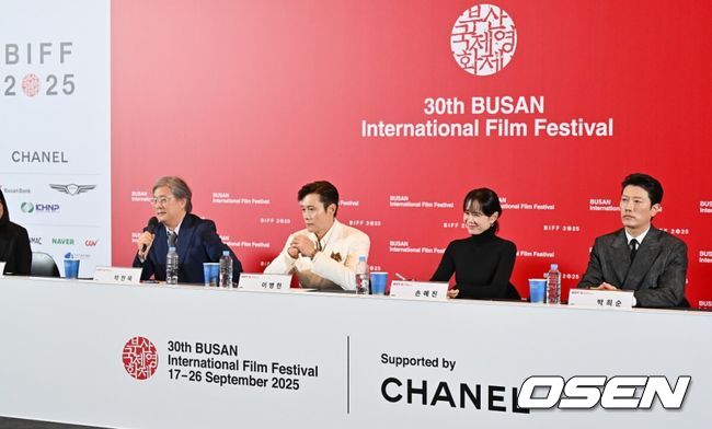 박찬욱 감독, 이병헌, 손예진, 박희순이 기자들의 질문에 답하고 있다. 2025.09.17 / foto0307@osen.co.kr