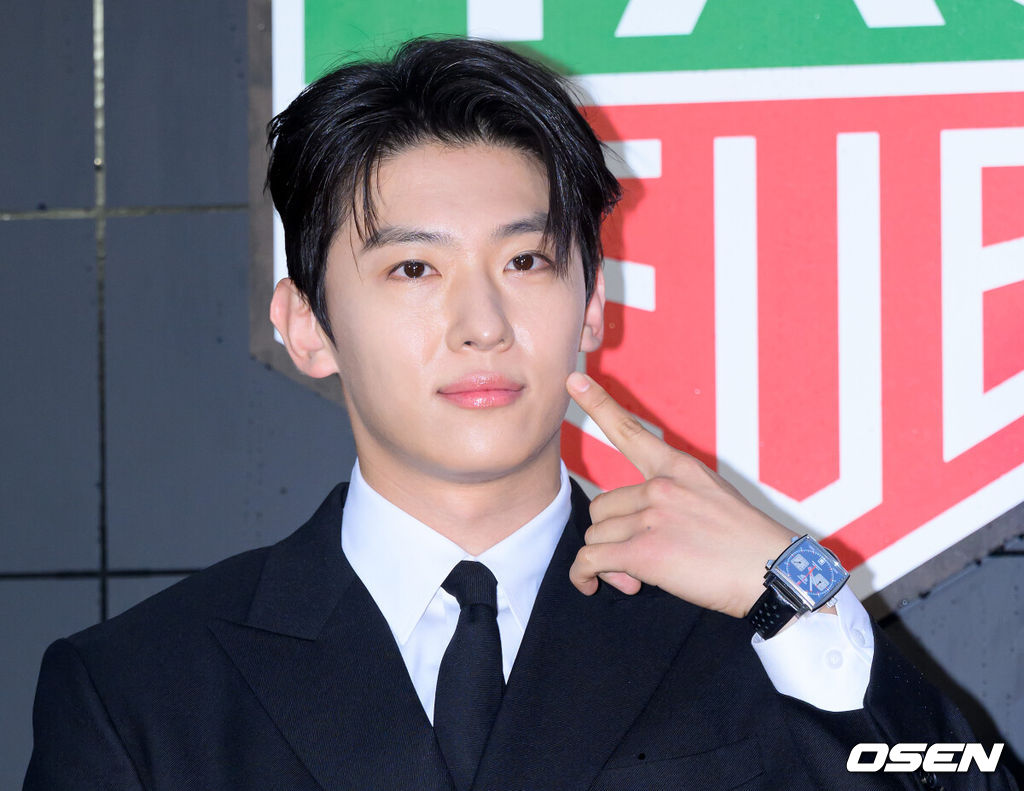 25일 오후 서울 문화비축기지에서 스위스 럭셔리 워치메이커의 갈라 디너 이벤트가 열렸다.이날 행사에는 에이티즈 산, 배우 박민영, 배우 한효주, 배우 박형식, 방송인 덱스, 방송인 송해나, 모델 최현준, 배우 이호정, 전 야구선수 추신수, 축구선수 황희찬, 전 스피드스케이팅 선수 이상화, 전 스켈레톤 선수 윤성빈, 전 체조선수 손연재, 스노우보드 월드챔피온 이채운, 근대 5종 선수 전웅태 등이 참석해 자리를 빛냈다.방송인 덱스가 포토타임을 가지고 있다. 2025.06.25 /sunday@osen.co.kr