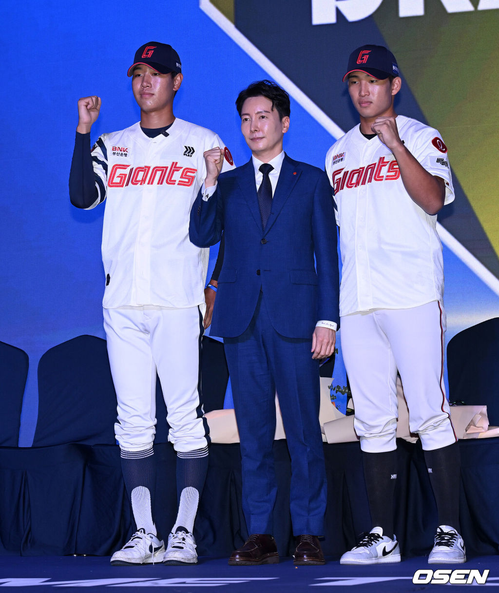 17일 오후 7일 오후 서울 롯데호텔 월드에서 ‘2026 KBO 신인 드래프트’가 열렸다.이번 드래프트는 전면 드래프트 방식으로 총 11라운드에 걸쳐 진행된다. 대상자는 총 1천261명으로, 고등학교 졸업 예정자 930명, 대학교 졸업 예정자 216명, 얼리 드래프트 신청자 51명, 해외 아마추어·프로 출신 선수 19명이다. 이 중 최대 110명이 KBO 10개 구단의 부름을 받게 된다.롯데에 지명된 신인 김동건, 박준혁 단장, 김화중이 기념촬영을 가지고 있다. 2025.09.17 /sunday@osen.co.kr