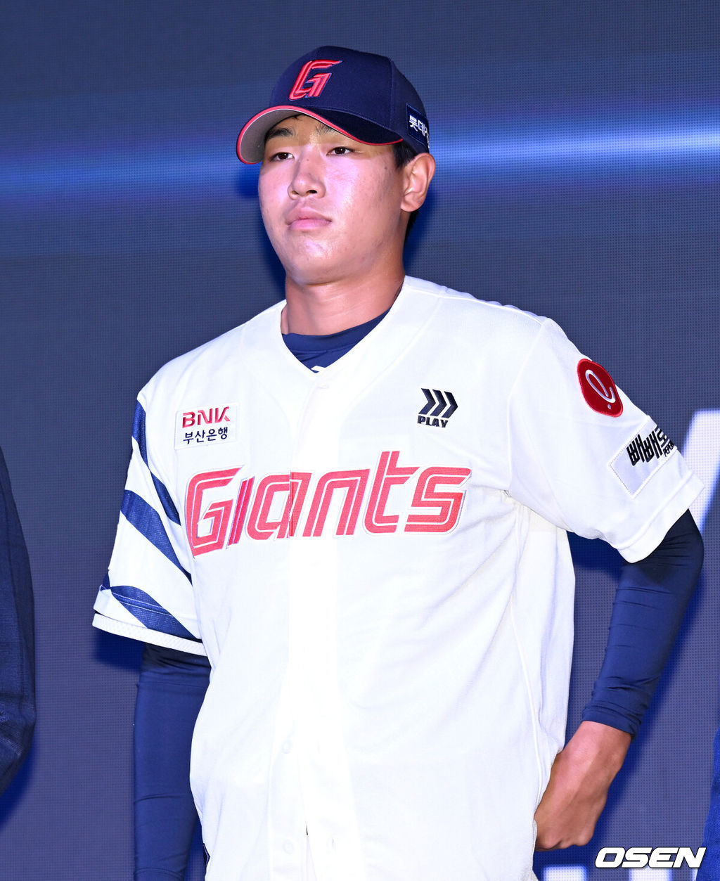 17일 오후 7일 오후 서울 롯데호텔 월드에서 ‘2026 KBO 신인 드래프트’가 열렸다.이번 드래프트는 전면 드래프트 방식으로 총 11라운드에 걸쳐 진행된다. 대상자는 총 1천261명으로, 고등학교 졸업 예정자 930명, 대학교 졸업 예정자 216명, 얼리 드래프트 신청자 51명, 해외 아마추어·프로 출신 선수 19명이다. 이 중 최대 110명이 KBO 10개 구단의 부름을 받게 된다.롯데에 지명된 동산고 신동건이 기념촬영을 하고 있다. 2025.09.17 /sunday@osen.co.kr