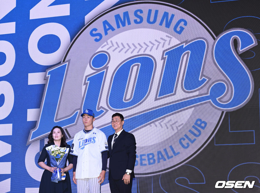 17일 오후 7일 오후 서울 롯데호텔 월드에서 ‘2026 KBO 신인 드래프트’가 열렸다.이번 드래프트는 전면 드래프트 방식으로 총 11라운드에 걸쳐 진행된다. 대상자는 총 1천261명으로, 고등학교 졸업 예정자 930명, 대학교 졸업 예정자 216명, 얼리 드래프트 신청자 51명, 해외 아마추어·프로 출신 선수 19명이다. 이 중 최대 110명이 KBO 10개 구단의 부름을 받게 된다.삼성에 지명된 서울고 이호범이 기념촬영을 하고 있다. 2025.09.17 /sunday@osen.co.kr