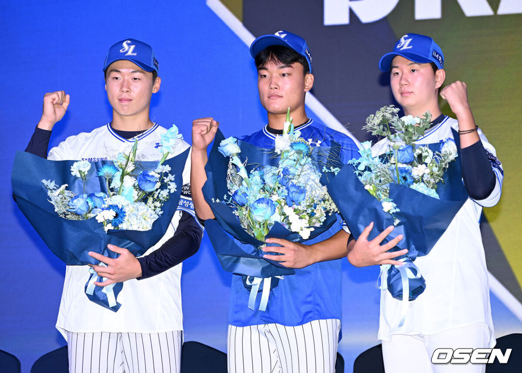 17일 오후 7일 오후 서울 롯데호텔 월드에서 ‘2026 KBO 신인 드래프트’가 열렸다.이번 드래프트는 전면 드래프트 방식으로 총 11라운드에 걸쳐 진행된다. 대상자는 총 1천261명으로, 고등학교 졸업 예정자 930명, 대학교 졸업 예정자 216명, 얼리 드래프트 신청자 51명, 해외 아마추어·프로 출신 선수 19명이다. 이 중 최대 110명이 KBO 10개 구단의 부름을 받게 된다.삼성에 지명된 신인 선수들이 기념촬영을 가지고 있다. 2025.09.17 /sunday@osen.co.kr