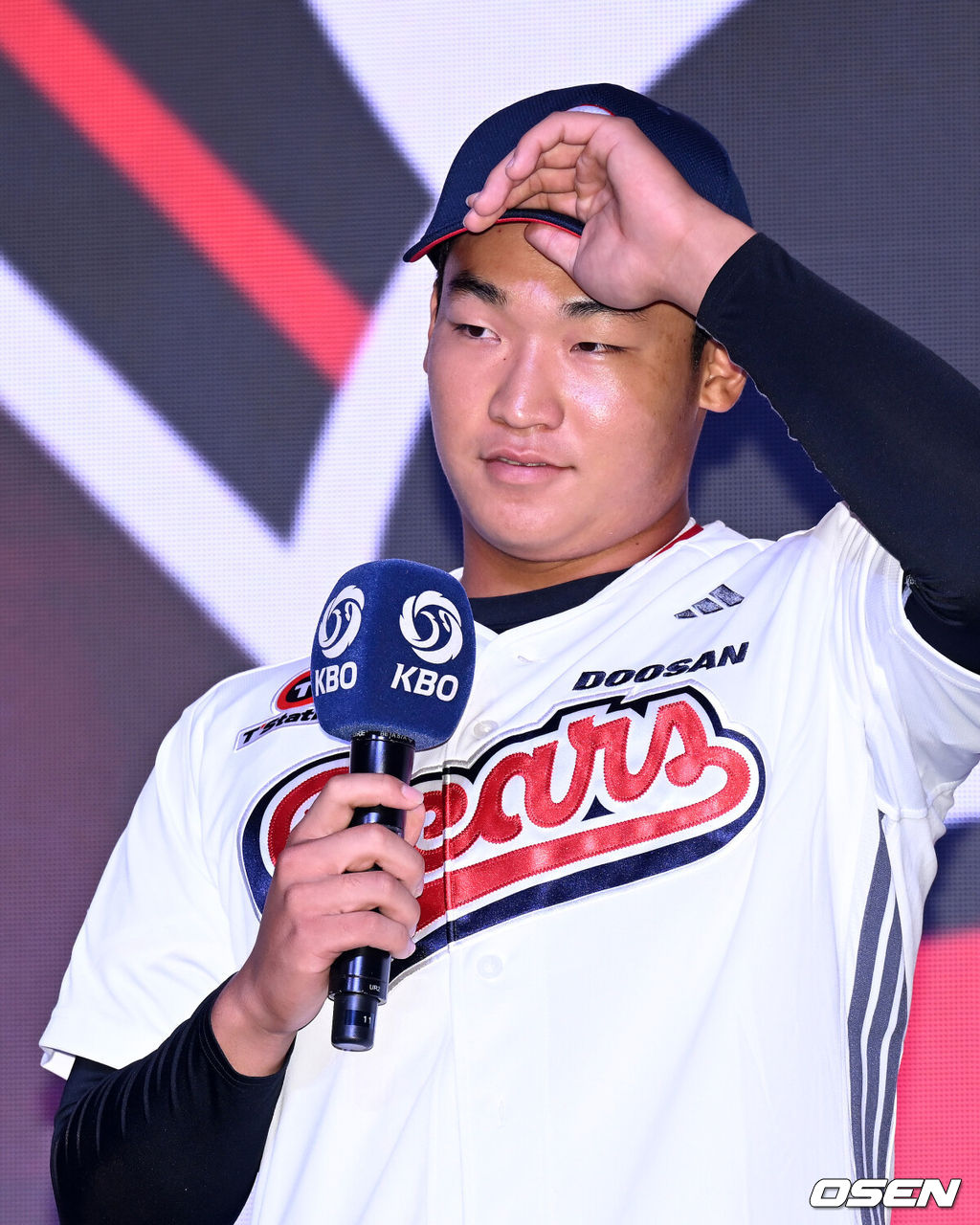17일 오후 7일 오후 서울 롯데호텔 월드에서 ‘2026 KBO 신인 드래프트’가 열렸다.이번 드래프트는 전면 드래프트 방식으로 총 11라운드에 걸쳐 진행된다. 대상자는 총 1천261명으로, 고등학교 졸업 예정자 930명, 대학교 졸업 예정자 216명, 얼리 드래프트 신청자 51명, 해외 아마추어·프로 출신 선수 19명이다. 이 중 최대 110명이 KBO 10개 구단의 부름을 받게 된다.두산에 지명된 마산용마고 김주오가 소감을 말하고 있다. 2025.09.17 /sunday@osen.co.kr