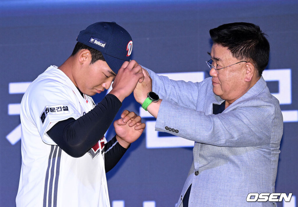 17일 오후 7일 오후 서울 롯데호텔 월드에서 ‘2026 KBO 신인 드래프트’가 열렸다.이번 드래프트는 전면 드래프트 방식으로 총 11라운드에 걸쳐 진행된다. 대상자는 총 1천261명으로, 고등학교 졸업 예정자 930명, 대학교 졸업 예정자 216명, 얼리 드래프트 신청자 51명, 해외 아마추어·프로 출신 선수 19명이다. 이 중 최대 110명이 KBO 10개 구단의 부름을 받게 된다.두산에 지명된 마산용마고 김주오가 기념촬영을 하고 있다. 2025.09.17 /sunday@osen.co.kr