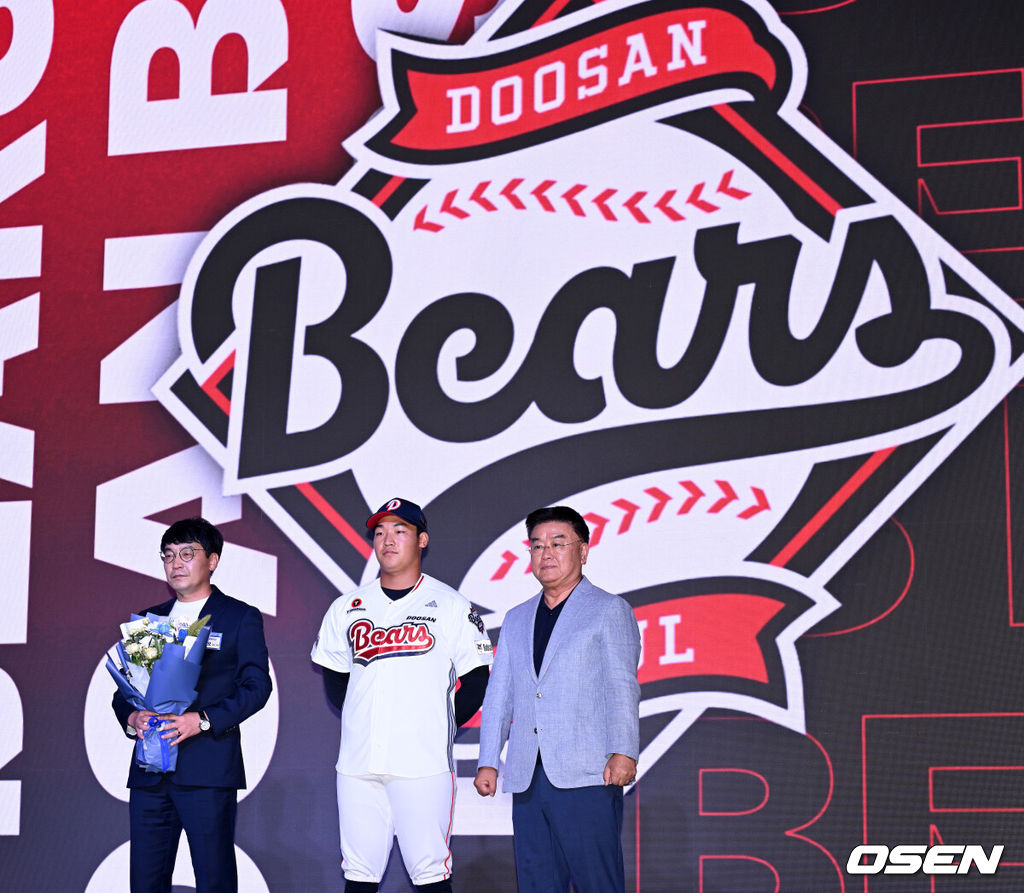 17일 오후 7일 오후 서울 롯데호텔 월드에서 ‘2026 KBO 신인 드래프트’가 열렸다.이번 드래프트는 전면 드래프트 방식으로 총 11라운드에 걸쳐 진행된다. 대상자는 총 1천261명으로, 고등학교 졸업 예정자 930명, 대학교 졸업 예정자 216명, 얼리 드래프트 신청자 51명, 해외 아마추어·프로 출신 선수 19명이다. 이 중 최대 110명이 KBO 10개 구단의 부름을 받게 된다.두산에 지명된 마산용마고 김주오가 기념촬영을 하고 있다. 2025.09.17 /sunday@osen.co.kr