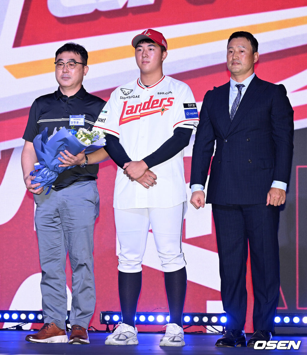 17일 오후 7일 오후 서울 롯데호텔 월드에서 ‘2026 KBO 신인 드래프트’가 열렸다.이번 드래프트는 전면 드래프트 방식으로 총 11라운드에 걸쳐 진행된다. 대상자는 총 1천261명으로, 고등학교 졸업 예정자 930명, 대학교 졸업 예정자 216명, 얼리 드래프트 신청자 51명, 해외 아마추어·프로 출신 선수 19명이다. 이 중 최대 110명이 KBO 10개 구단의 부름을 받게 된다.SSG에 지명된 대구고 김민준이 기념촬영을 하고 있다. 2025.09.17 /sunday@osen.co.kr