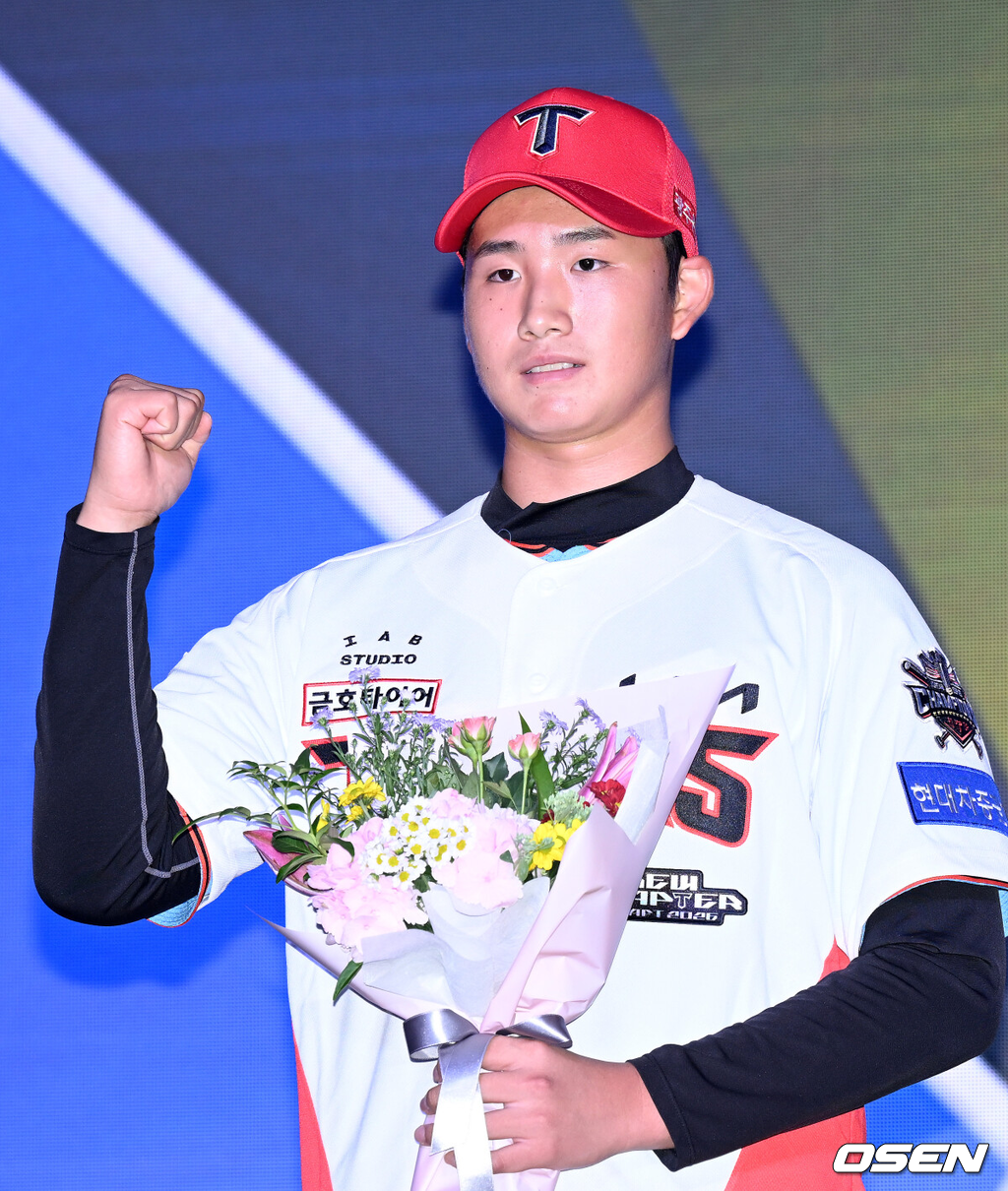 17일 오후 7일 오후 서울 롯데호텔 월드에서 ‘2026 KBO 신인 드래프트’가 열렸다.이번 드래프트는 전면 드래프트 방식으로 총 11라운드에 걸쳐 진행된다. 대상자는 총 1천261명으로, 고등학교 졸업 예정자 930명, 대학교 졸업 예정자 216명, 얼리 드래프트 신청자 51명, 해외 아마추어·프로 출신 선수 19명이다. 이 중 최대 110명이 KBO 10개 구단의 부름을 받게 된다.KIA에 지명된 신인 김현수가 기념촬영을 가지고 있다. 2025.09.17 /sunday@osen.co.kr