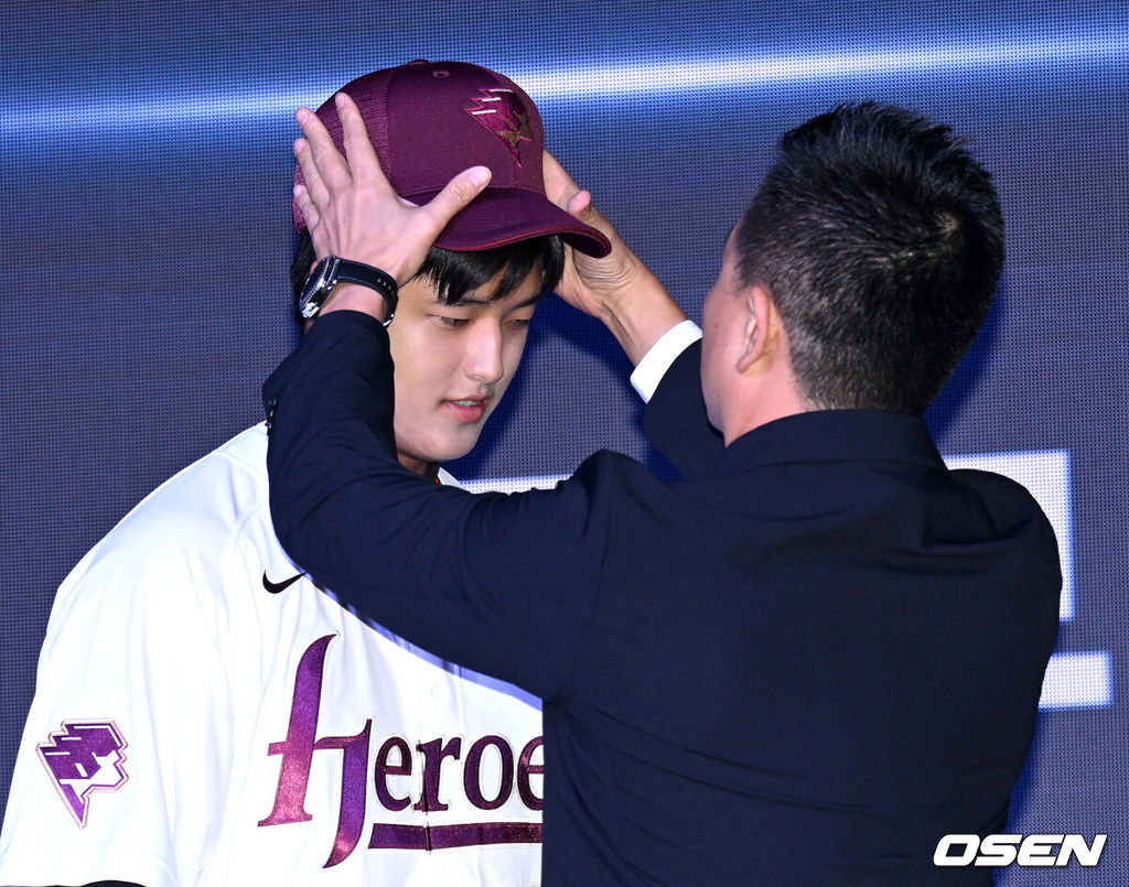17일 오후 7일 오후 서울 롯데호텔 월드에서 ‘2026 KBO 신인 드래프트’가 열렸다.이번 드래프트는 전면 드래프트 방식으로 총 11라운드에 걸쳐 진행된다. 대상자는 총 1천261명으로, 고등학교 졸업 예정자 930명, 대학교 졸업 예정자 216명, 얼리 드래프트 신청자 51명, 해외 아마추어·프로 출신 선수 19명이다. 이 중 최대 110명이 KBO 10개 구단의 부름을 받게 된다.키움에 지명된 북일고 박준현이 기념촬영을 하고 있다. 2025.09.17 /sunday@osen.co.kr