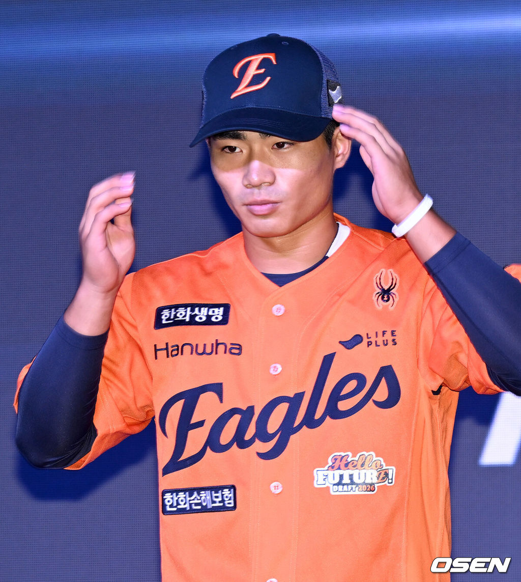 17일 오후 7일 오후 서울 롯데호텔 월드에서 ‘2026 KBO 신인 드래프트’가 열렸다. 한화에 지명된 유신고 오재원이 기념촬영을 하고 있다. 2025.09.17 /sunday@osen.co.kr