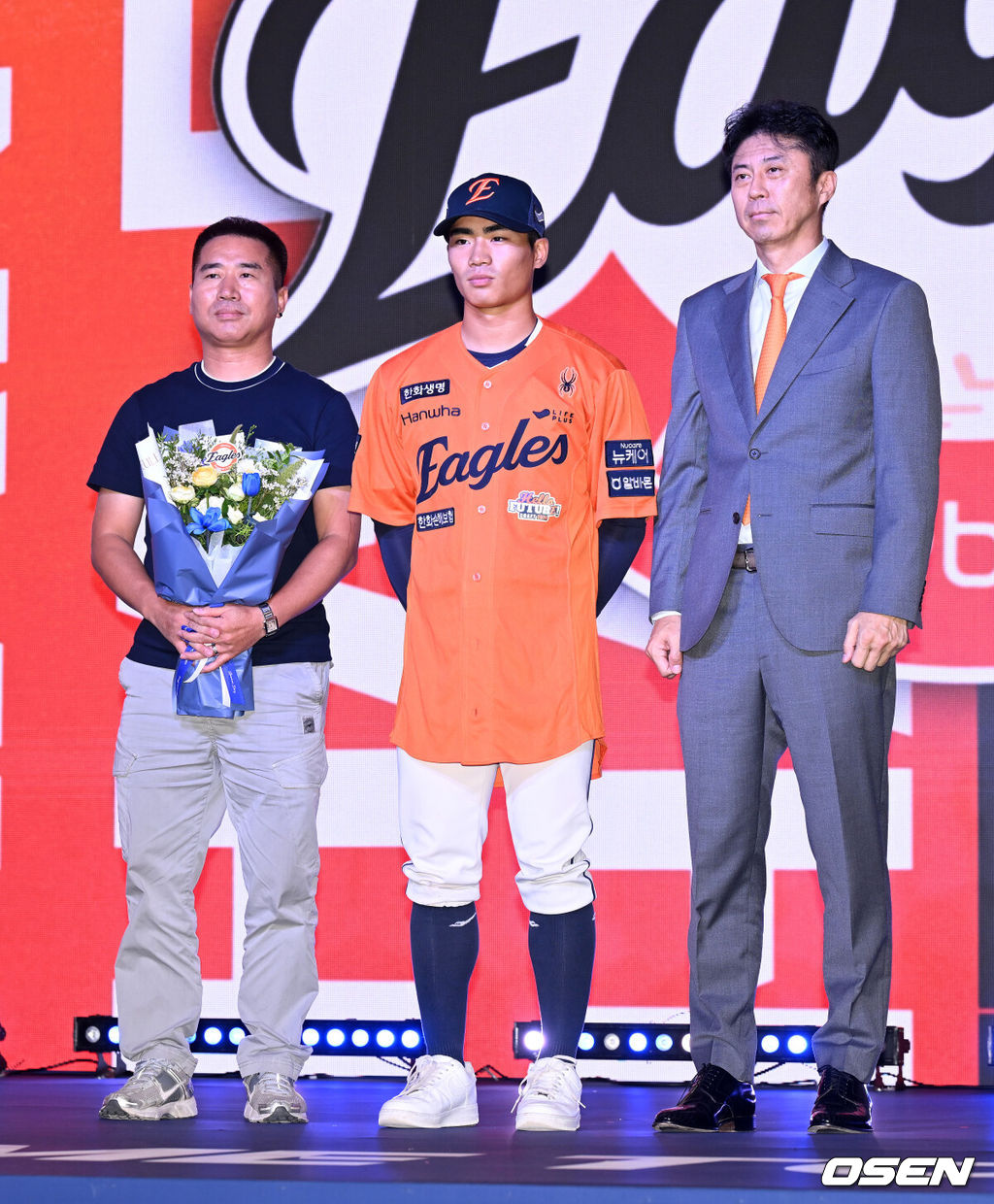 17일 오후 7일 오후 서울 롯데호텔 월드에서 ‘2026 KBO 신인 드래프트’가 열렸다. 한화에 지명된 유신고 오재원이 아버지, 손혁 단장과 기념촬영을 하고 있다. 2025.09.17 /sunday@osen.co.kr