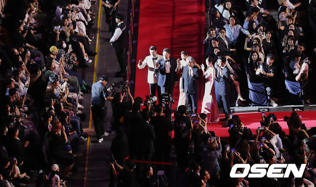[OSEN=부산, 이석우 기자] 17일 부산 해운대구 센텀시티 영화의 전당에서 배우 이병헌의 사회로 제30회 부산국제영화제 개막식이 열렸다.BIFF는 그간 비경쟁영화제였지만 30주년을 맞이한 올해 본격적인 경쟁부문을 신설했다. ‘아시아의 시선으로 아시아를 바라본다’는 관점에서 시작한 제1회 ‘부산 어워드’는 아시아 주요 작품 14편을 초청해 대상, 감독상, 심사위원 특별상, 배우상, 예술공헌상 등 5개 부문에서 시상한다.개막작 '어쩔수가없다'의 박찬욱 감독, 배우 이병헌, 손예진, 박희순, 이성민, 염혜란이 레드카펫을 밟으며 입장하고 있다. 2025.09.17 / foto0307@osen.co.kr