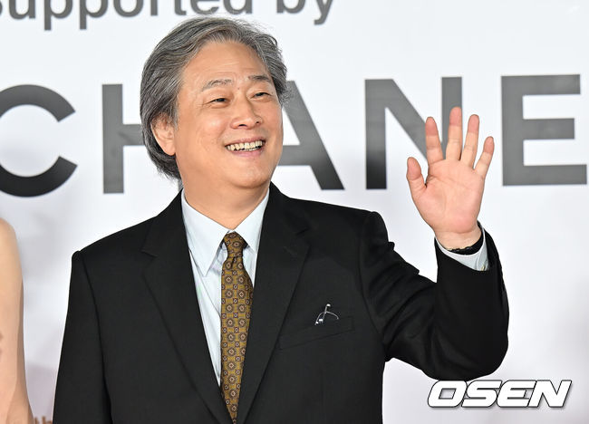 [OSEN=부산, 이석우 기자] 17일 부산 해운대구 센텀시티 영화의 전당에서 배우 이병헌의 사회로 제30회 부산국제영화제 개막식이 열렸다.BIFF는 그간 비경쟁영화제였지만 30주년을 맞이한 올해 본격적인 경쟁부문을 신설했다. ‘아시아의 시선으로 아시아를 바라본다’는 관점에서 시작한 제1회 ‘부산 어워드’는 아시아 주요 작품 14편을 초청해 대상, 감독상, 심사위원 특별상, 배우상, 예술공헌상 등 5개 부문에서 시상한다.박찬욱 감독이 개막식 포토월에서 포즈를 취하고 있다. 2025.09.17 / foto0307@osen.co.kr