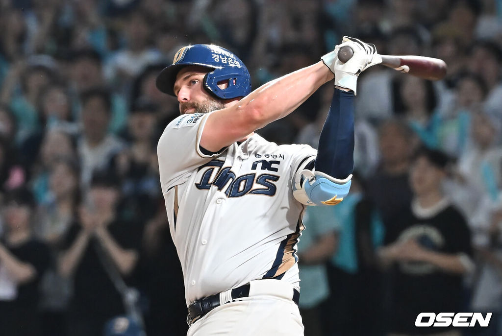 22일 창원NC파크에서 2025 신한 SOL 뱅크 KBO 리그 NC 다이노스와 롯데 자이언츠의 경기가 열렸다. 홈팀 NC는 신민혁이, 방문팀 롯데는 박세웅이 선발 출전했다. NC 다이노스 데이비슨이 7회말 무사 1루 좌익수 왼쪽 1타점 2루타를 치고 있다. 2025.08.22 / foto0307@osen.co.kr