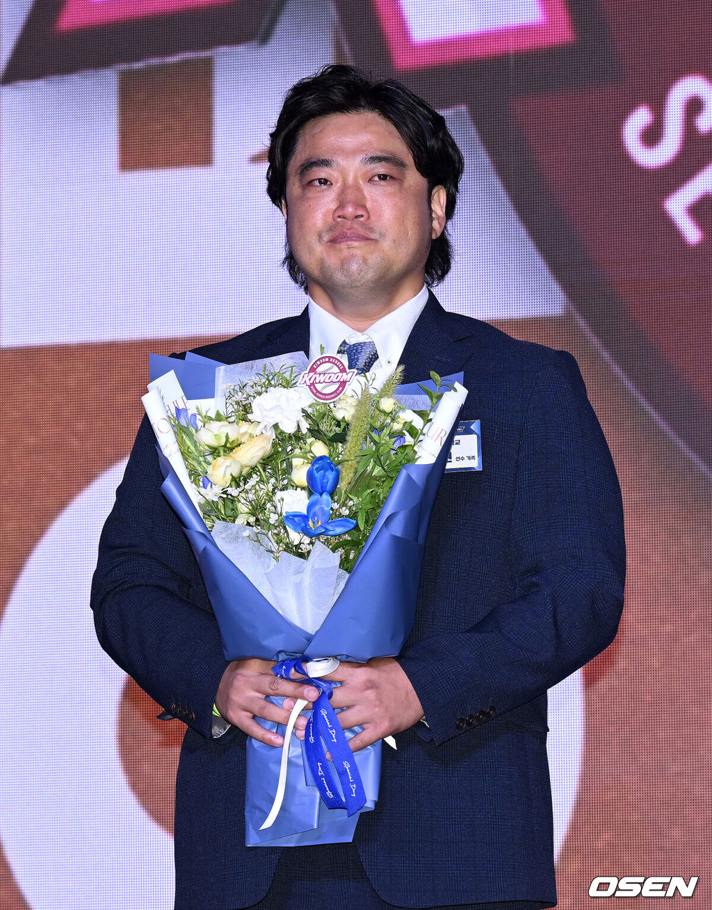 17일 오후 7일 오후 서울 롯데호텔 월드에서 ‘2026 KBO 신인 드래프트’가 열렸다.이번 드래프트는 전면 드래프트 방식으로 총 11라운드에 걸쳐 진행된다. 대상자는 총 1천261명으로, 고등학교 졸업 예정자 930명, 대학교 졸업 예정자 216명, 얼리 드래프트 신청자 51명, 해외 아마추어·프로 출신 선수 19명이다. 이 중 최대 110명이 KBO 10개 구단의 부름을 받게 된다.키움에 지명된 북일고 박준현의 아버지 박석민 전 코치가 눈물을 흘리고 있다. 2025.09.17 /sunday@osen.co.kr