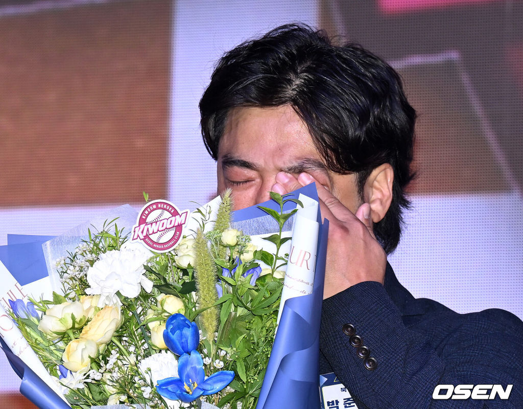 17일 오후 7일 오후 서울 롯데호텔 월드에서 ‘2026 KBO 신인 드래프트’가 열렸다.이번 드래프트는 전면 드래프트 방식으로 총 11라운드에 걸쳐 진행된다. 대상자는 총 1천261명으로, 고등학교 졸업 예정자 930명, 대학교 졸업 예정자 216명, 얼리 드래프트 신청자 51명, 해외 아마추어·프로 출신 선수 19명이다. 이 중 최대 110명이 KBO 10개 구단의 부름을 받게 된다.키움에 지명된 북일고 박준현의 아버지 박석민 전 코치가 눈물을 흘리고 있다. 2025.09.17 /sunday@osen.co.kr