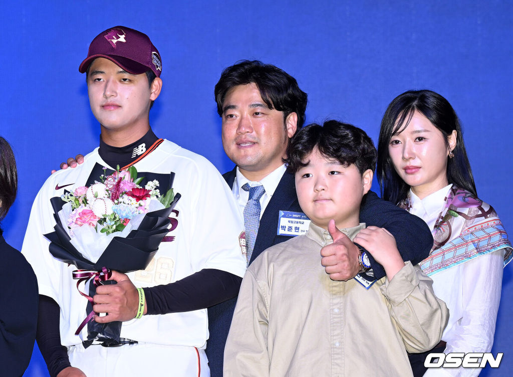 17일 오후 7일 오후 서울 롯데호텔 월드에서 ‘2026 KBO 신인 드래프트’가 열렸다.이번 드래프트는 전면 드래프트 방식으로 총 11라운드에 걸쳐 진행된다. 대상자는 총 1천261명으로, 고등학교 졸업 예정자 930명, 대학교 졸업 예정자 216명, 얼리 드래프트 신청자 51명, 해외 아마추어·프로 출신 선수 19명이다. 이 중 최대 110명이 KBO 10개 구단의 부름을 받게 된다.키움에 지명된 박준현이 아버지 박석민 전 코치를 비롯한 가족과 기념촬영을 가지고 있다. 2025.09.17 /sunday@osen.co.kr