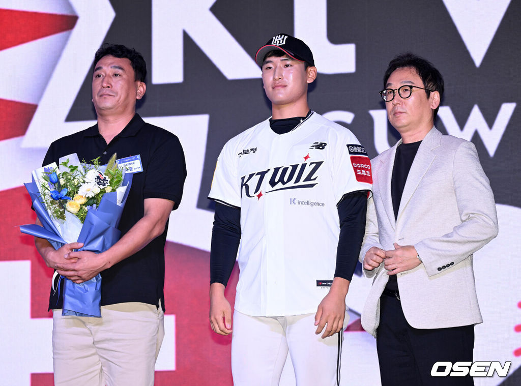17일 오후 7일 오후 서울 롯데호텔 월드에서 ‘2026 KBO 신인 드래프트’가 열렸다.이번 드래프트는 전면 드래프트 방식으로 총 11라운드에 걸쳐 진행된다. 대상자는 총 1천261명으로, 고등학교 졸업 예정자 930명, 대학교 졸업 예정자 216명, 얼리 드래프트 신청자 51명, 해외 아마추어·프로 출신 선수 19명이다. 이 중 최대 110명이 KBO 10개 구단의 부름을 받게 된다.KT에 지명된 전주고 박지훈이 기념촬영을 하고 있다. 2025.09.17 /sunday@osen.co.kr