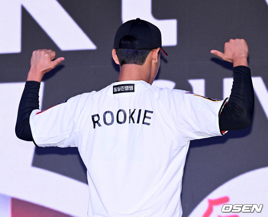 17일 오후 7일 오후 서울 롯데호텔 월드에서 ‘2026 KBO 신인 드래프트’가 열렸다.이번 드래프트는 전면 드래프트 방식으로 총 11라운드에 걸쳐 진행된다. 대상자는 총 1천261명으로, 고등학교 졸업 예정자 930명, 대학교 졸업 예정자 216명, 얼리 드래프트 신청자 51명, 해외 아마추어·프로 출신 선수 19명이다. 이 중 최대 110명이 KBO 10개 구단의 부름을 받게 된다.KT에 지명된 전주고 박지훈이 기념촬영을 하고 있다. 2025.09.17 /sunday@osen.co.kr