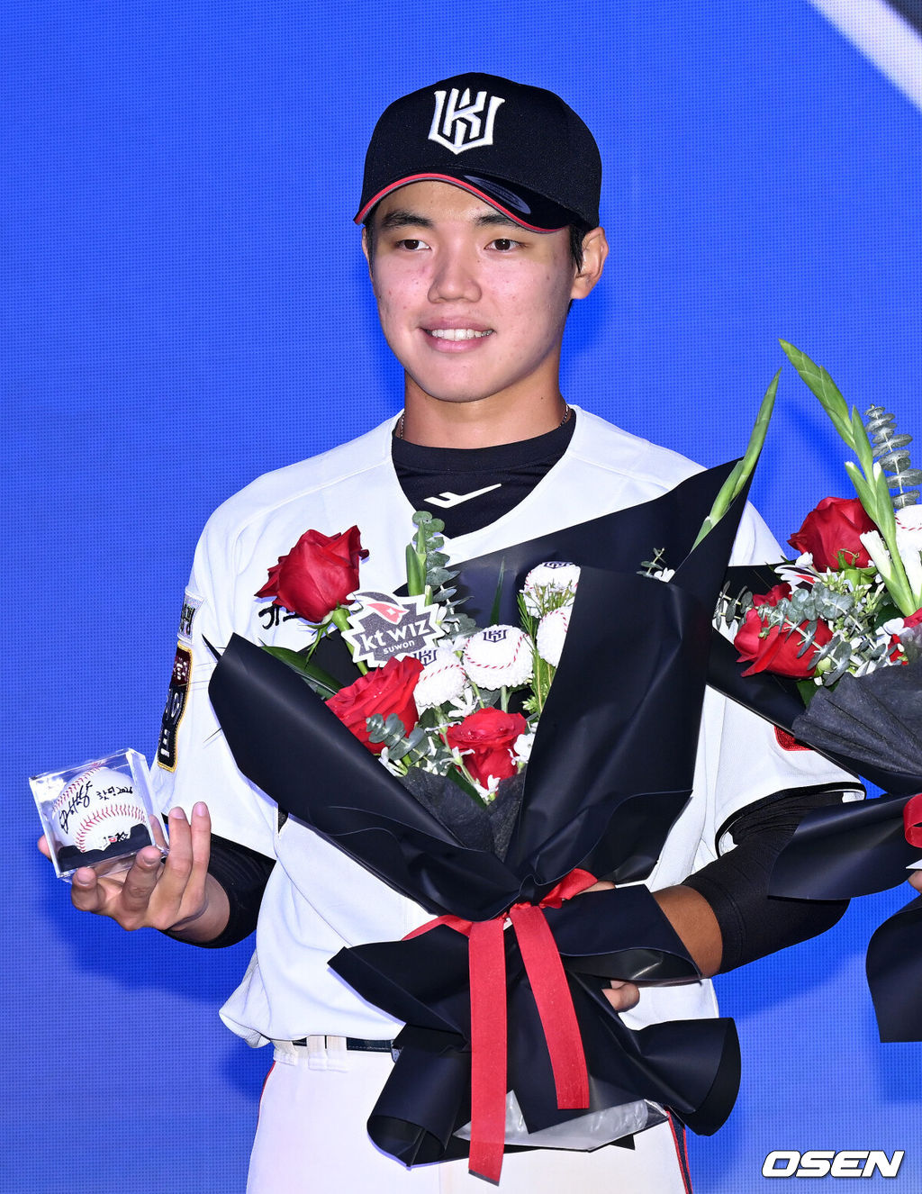 17일 오후 7일 오후 서울 롯데호텔 월드에서 ‘2026 KBO 신인 드래프트’가 열렸다.이번 드래프트는 전면 드래프트 방식으로 총 11라운드에 걸쳐 진행된다. 대상자는 총 1천261명으로, 고등학교 졸업 예정자 930명, 대학교 졸업 예정자 216명, 얼리 드래프트 신청자 51명, 해외 아마추어·프로 출신 선수 19명이다. 이 중 최대 110명이 KBO 10개 구단의 부름을 받게 된다.KT에 지명된 신인 임상우가 기념촬영을 가지고 있다. 2025.09.17 /sunday@osen.co.kr
