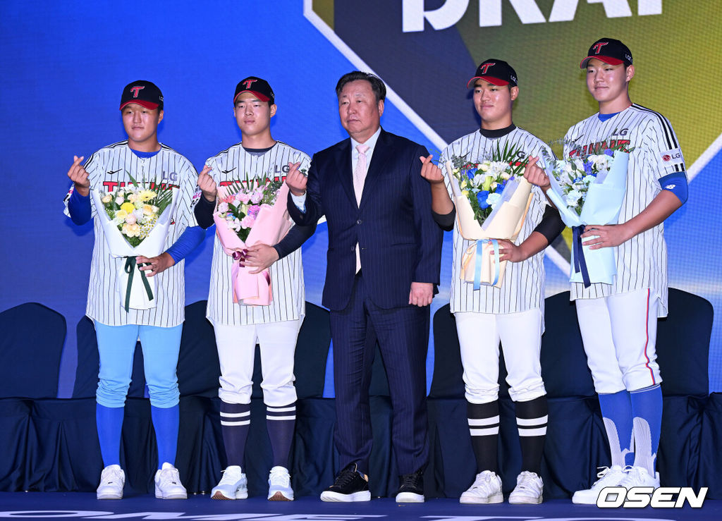 17일 오후 7일 오후 서울 롯데호텔 월드에서 ‘2026 KBO 신인 드래프트’가 열렸다.이번 드래프트는 전면 드래프트 방식으로 총 11라운드에 걸쳐 진행된다. 대상자는 총 1천261명으로, 고등학교 졸업 예정자 930명, 대학교 졸업 예정자 216명, 얼리 드래프트 신청자 51명, 해외 아마추어·프로 출신 선수 19명이다. 이 중 최대 110명이 KBO 10개 구단의 부름을 받게 된다.LG에 지명된 신인 선수들이 기념촬영을 가지고 있다. 2025.09.17 /sunday@osen.co.kr