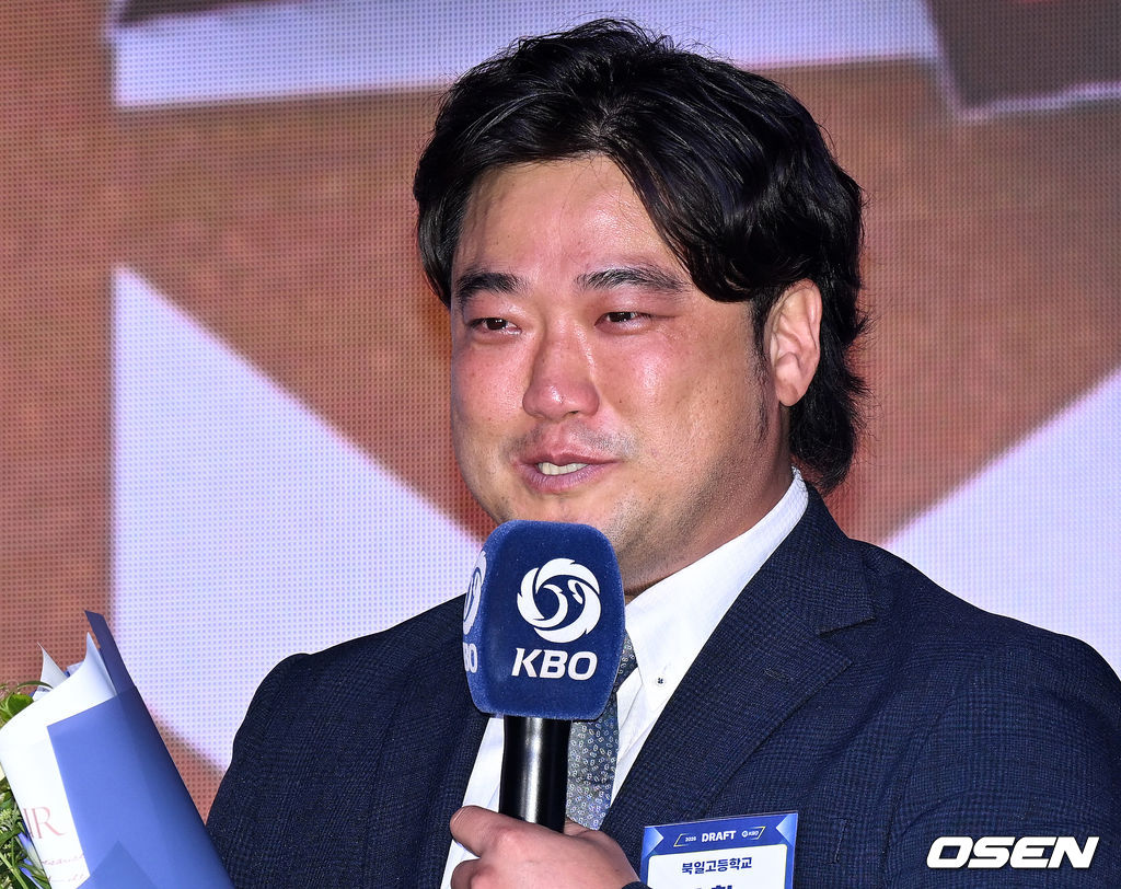 울지 않으려 했는데...아들에게 축하 전하는 아버지