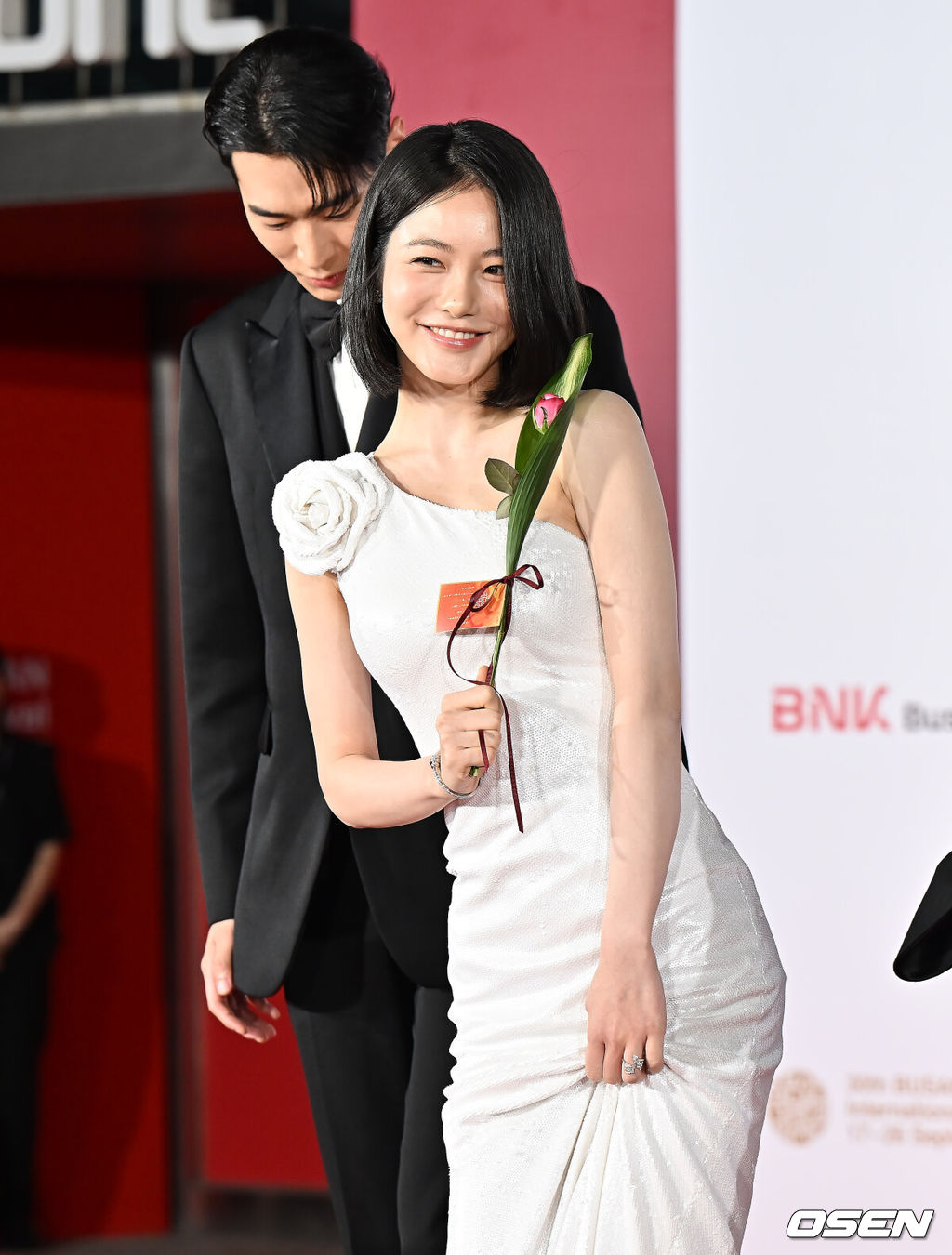 17일 부산 해운대구 센텀시티 영화의 전당에서 배우 이병헌의 사회로 제30회 부산국제영화제 개막식이 열렸다.BIFF는 그간 비경쟁영화제였지만 30주년을 맞이한 올해 본격적인 경쟁부문을 신설했다. ‘아시아의 시선으로 아시아를 바라본다’는 관점에서 시작한 제1회 ‘부산 어워드’는 아시아 주요 작품 14편을 초청해 대상, 감독상, 심사위원 특별상, 배우상, 예술공헌상 등 5개 부문에서 시상한다.신예은이 개막식 포토월에서 포즈를 취하고 있다. 2025.09.17 / foto0307@osen.co.kr