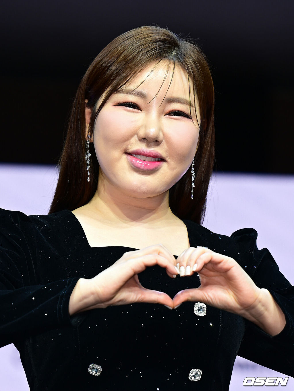 11일 오후 서울 스카이아트홀 가수 송가인의 정규 4집 앨범 발매 기념 쇼케이스 행사가 열렸다. 이번 4집 앨범은 기존 정통 트로트 뿐 아니라 발랃, 모던 가요 등 장르의 곡들로 가득 채웠다. 더블 타이틀곡 '아사달'과 '눈물이 난다'를 비롯해 직접 작사에 참여한 '평생' 등 총 9곡을 담았다.가수 송가인이 포즈를 취하고 있다.  2025.02.11 / ksl0919@osen.co.kr  