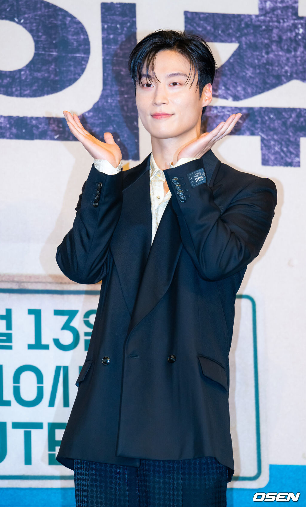 11일 오후 서울 구로구 신도림동 더링크서울 호텔에서 JTBC 새 토일드라마 '백번의 추억' 제작발표회가 열렸다.오는 13일 첫 방송되는  '백번의 추억'(극본 양희승·김보람, 연출 김상호)은 100번 버스의 안내양 고영례(김다미 분)와 서종희(신예은 분)의 빛나는 우정, 그리고 두 친구의 운명적 남자 한재필(허남준 분)을 둘러싼 애틋한 첫사랑을 그린 뉴트로 청춘 멜로 드라마다배우  허남준이 포토타임을 갖고 있다. 2025.09.11 /rumi@osen.co.kr