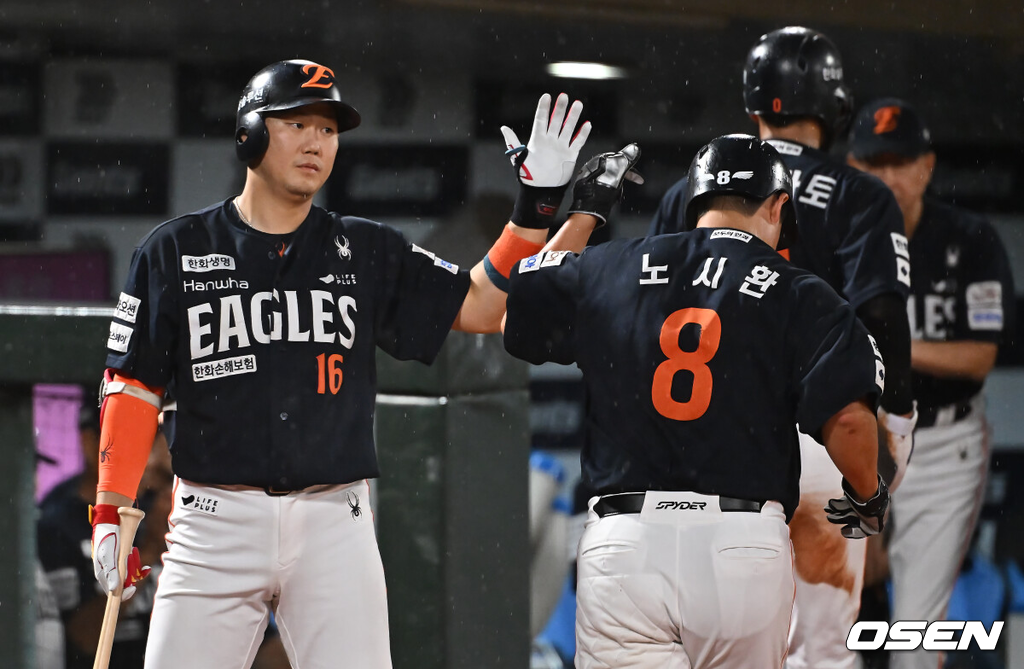 9일 부산 사직야구장에서 2025 신한 SOL 뱅크 KBO 리그 롯데 자이언츠와 한화 이글스의 경기가 열렸다.홈팀 롯데는 박세웅이, 방문팀 한화는 와이스가 선발 출전했다.한화 이글스 하주석이 3회초 1사 1,3루 채은성의 우중간 2타점 2루타때 득점을 올린 노시환과 리베라토와 하이파이브를 하고 있다. 2025.09.09 / foto0307@osen.co.kr