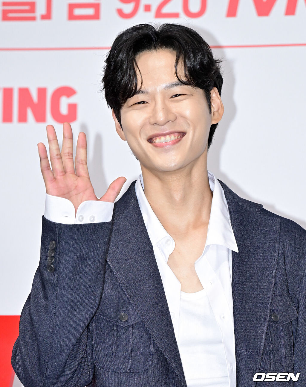 tvN 새 토일드라마 '엄마친구아들' 제작발표회가 14일 오전 서울 구로구 신도림 라마다호텔에서 열렸다.‘엄마친구아들’은 오류 난 인생을 재부팅하려는 여자와 그의 살아있는 흑역사인 '엄마친구아들'이 벌이는 파란만장 동네 한 바퀴 로맨스다. 서로의 흑역사 기록기인 소꿉남녀 최승효(정해인 분)와 배석류(정소민 분)가 인생의 교차로에서 재회하며 다시 펼쳐지는 이야기를 그린다.배우 윤지온이 포즈를 취하고 있다. 2024.08.14/cej@osen.co.kr