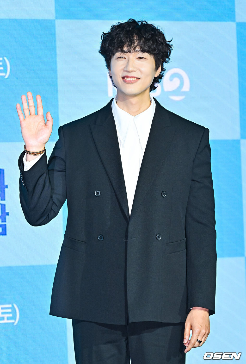 21일 오후 서울 상암동 스탠포드 호텔에서 KBS 2TV 새 주말드라마 ‘미녀와 순정남’(극본 김사경, 연출 홍석구, 제작 래몽래인) 제작발표회가 진행됐다.‘미녀와 순정남’은 하루아침에 밑바닥으로 추락하게 된 톱배우와 그녀를 사랑해 다시 일으켜 세우는 초짜 드라마 PD의 산전수전 공중전 인생 역전을 그린 파란만장한 로맨스 성장드라마다.  주말드라마 ‘미녀와 순정남’은 오는 23일 저녁 7시 55분 첫 방송된다배우 지현우가 포즈를 취하고 있다. 2024.03.21 / soul1014@osen.co.kr