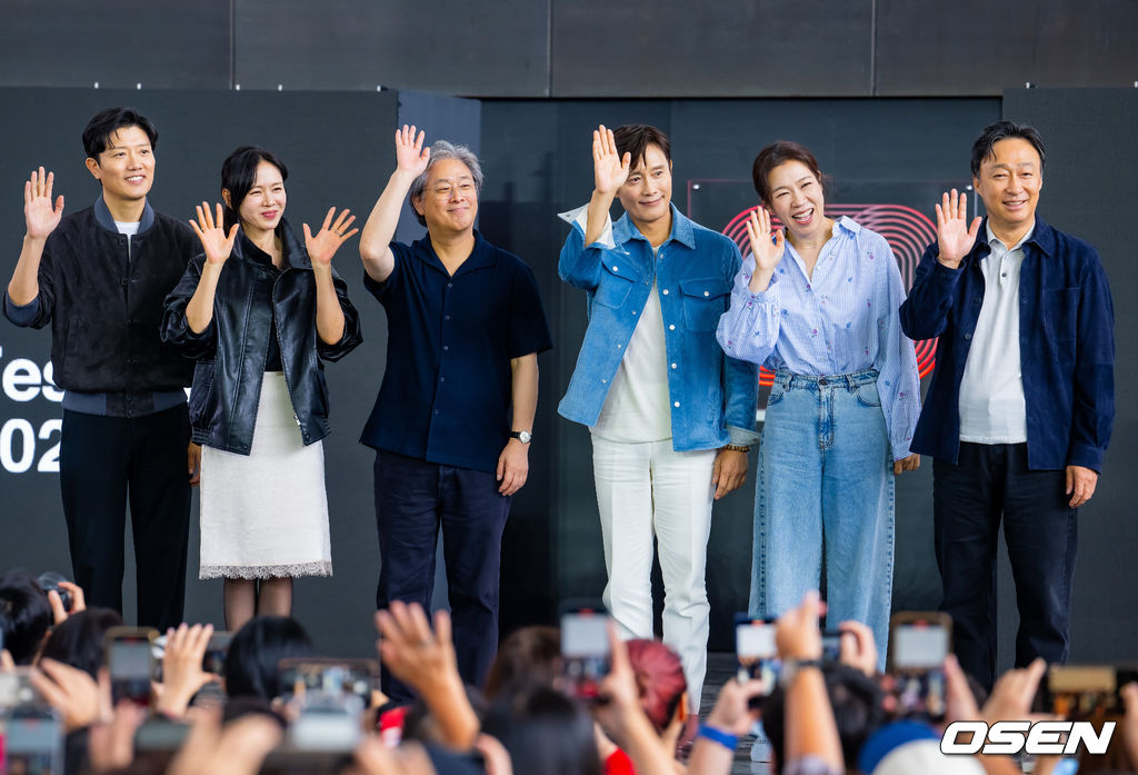 제30회 부산국제영화제(BIFF) 영화 ‘어쩔수가없다’ 오픈토크 행사가 18일 부산 해운대구 영화의 전당에서 열렸다.올해 30주년을 맞이한 부산국제영화제는 오는 26일까지 총 64개국 328편의 작품을 만날수 있다.박찬욱 감독과 배우 이병헌, 손예진, 박희순, 염혜란, 이성민이 오픈토크에서 포토타임을 갖고 있다  2025.09.18 / rumi@osen.co.kr