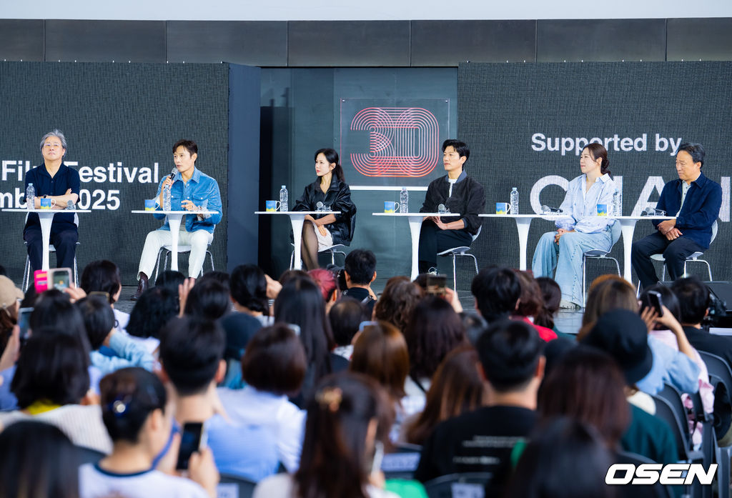 제30회 부산국제영화제(BIFF) 영화 ‘어쩔수가없다’ 오픈토크 행사가 18일 부산 해운대구 영화의 전당에서 열렸다.올해 30주년을 맞이한 부산국제영화제는 오는 26일까지 총 64개국 328편의 작품을 만날수 있다.박찬욱 감독, 배우 이병헌, 손예진, 박희순, 염혜란, 이성 민이 오픈토크에 입장하고 있다.  2025.09.18 / rumi@osen.co.kr