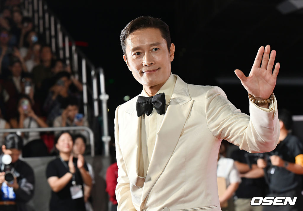 17일 부산 해운대구 센텀시티 영화의 전당에서 배우 이병헌의 사회로 제30회 부산국제영화제 개막식이 열렸다.BIFF는 그간 비경쟁영화제였지만 30주년을 맞이한 올해 본격적인 경쟁부문을 신설했다. ‘아시아의 시선으로 아시아를 바라본다’는 관점에서 시작한 제1회 ‘부산 어워드’는 아시아 주요 작품 14편을 초청해 대상, 감독상, 심사위원 특별상, 배우상, 예술공헌상 등 5개 부문에서 시상한다.이병헌이 개막식 포토월에서 포즈를 취하고 있다. 2025.09.17 / foto0307@osen.co.kr