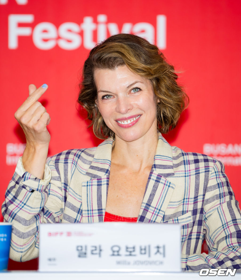배우 밀라 요보비치가 18일 오후 부산광역시 해운대구 영화의전당 비프힐 기자회견장에서 열린 ‘제30회 부산국제영화제’ 영화 '프로텍터' 기자 간담회에 참석했다.한편, 밀라 요보비치 주연의 영화 '프로텍터'(감독 애드리언 그런버그)는 아동 인신매매범들에게 납치된 딸 클로이를 72시간 안에 찾아야 하는, 미국 특수부대 요원 출신인 니키 할스테드(밀라 요보비치)의 숨막히고 자비 없는 추격 액션을 그린 이야기이다.배우 밀라 요보비치가 기자간담회 중 손하트를 날리고 있다. 2025.09.18 / rumi@osen.co.kr