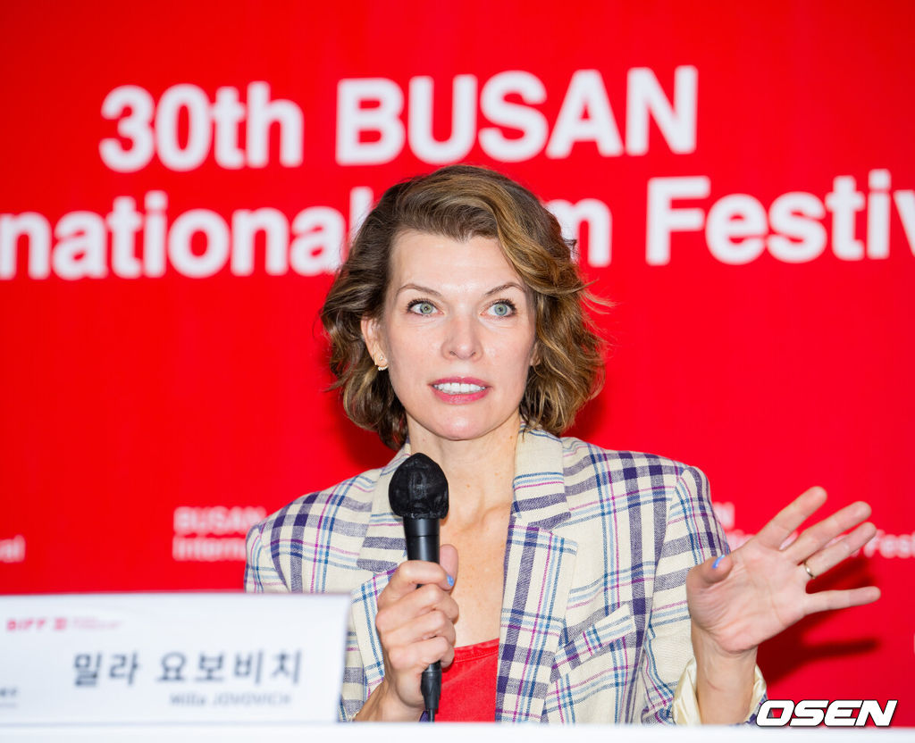 배우 밀라 요보비치가 18일 오후 부산광역시 해운대구 영화의전당 비프힐 기자회견장에서 열린 ‘제30회 부산국제영화제’ 영화 '프로텍터' 기자 간담회에 참석했다.한편, 밀라 요보비치 주연의 영화 '프로텍터'(감독 애드리언 그런버그)는 아동 인신매매범들에게 납치된 딸 클로이를 72시간 안에 찾아야 하는, 미국 특수부대 요원 출신인 니키 할스테드(밀라 요보비치)의 숨막히고 자비 없는 추격 액션을 그린 이야기이다.배우 밀라 요보비치가 기자간담회를 하고 있다. 2025.09.18 / rumi@osen.co.kr