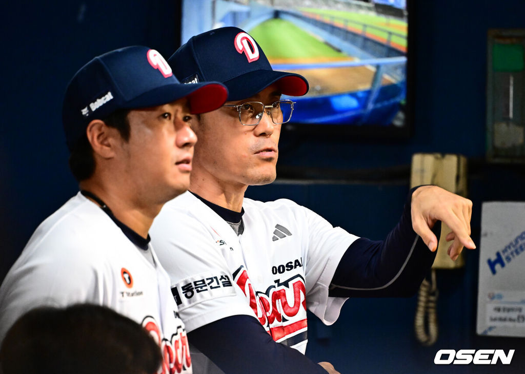 17일 오후 서울 잠실구장에서 ‘2025 신한 SOL Bank KBO리그’ 두산 베어스와 키움 히어로즈의 경기가 열렸다.두산은 콜어빈, 키움은 매르세데스가 선발로 나섰다.9회초 두산 조성환 감독대행이 김지용 코치와 이야기를 나누며 경기를 지켜보고 있다. 2025.09.17 /jpnews@osen.co.kr
