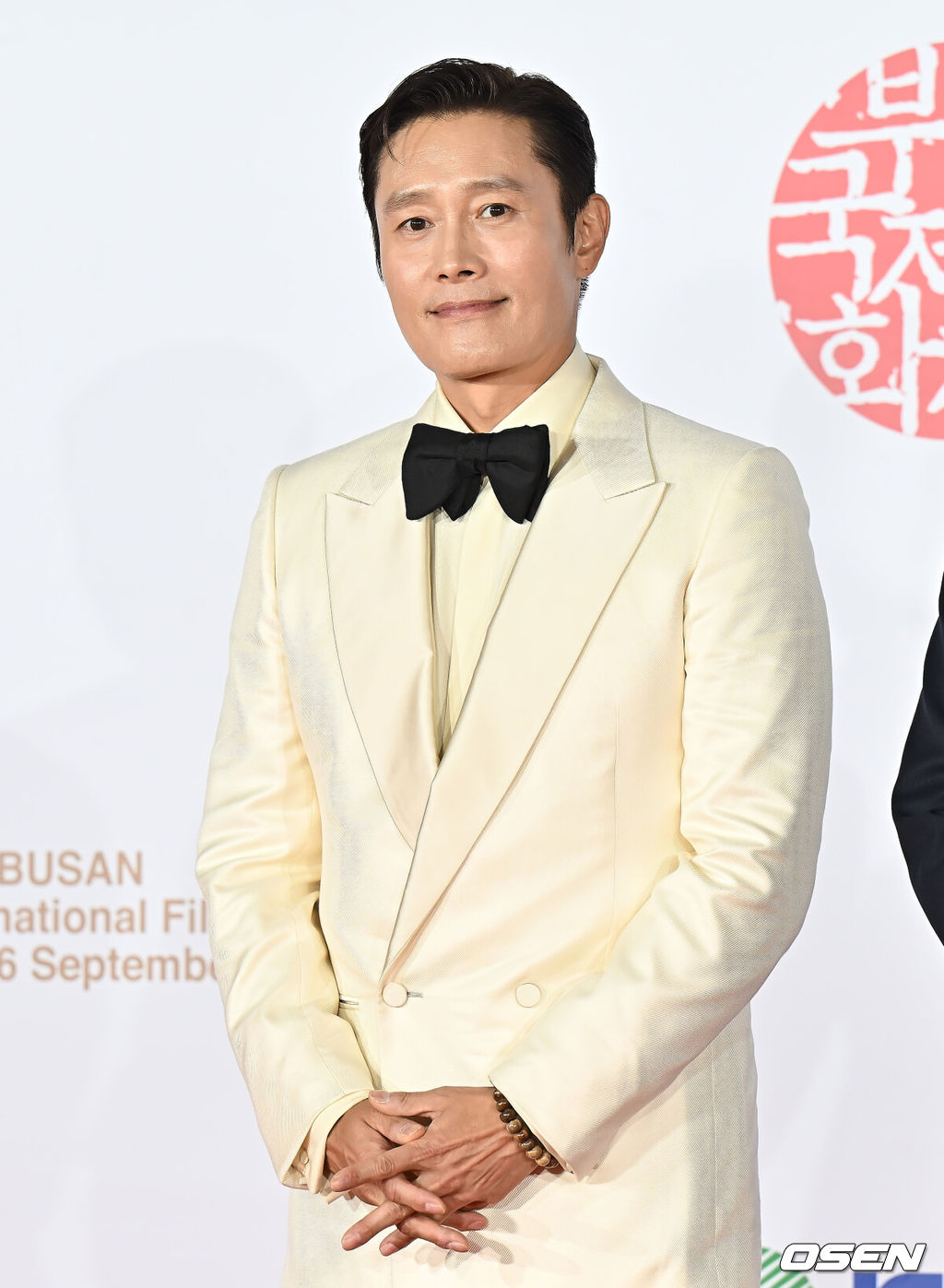 17일 부산 해운대구 센텀시티 영화의 전당에서 배우 이병헌의 사회로 제30회 부산국제영화제 개막식이 열렸다.BIFF는 그간 비경쟁영화제였지만 30주년을 맞이한 올해 본격적인 경쟁부문을 신설했다. ‘아시아의 시선으로 아시아를 바라본다’는 관점에서 시작한 제1회 ‘부산 어워드’는 아시아 주요 작품 14편을 초청해 대상, 감독상, 심사위원 특별상, 배우상, 예술공헌상 등 5개 부문에서 시상한다.이병헌이 개막식 포토월에서 포즈를 취하고 있다. 2025.09.17 / foto0307@osen.co.kr
