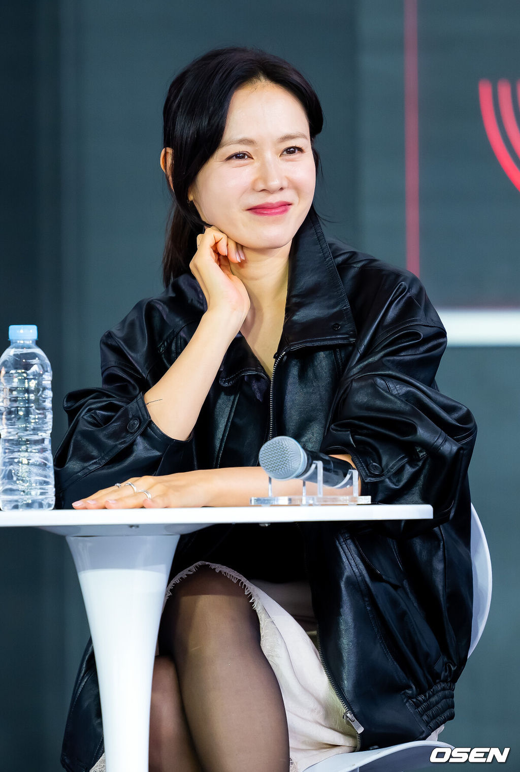 제30회 부산국제영화제(BIFF) 영화 ‘어쩔수가없다’ 오픈토크 행사가 18일 부산 해운대구 영화의 전당에서 열렸다.올해 30주년을 맞이한 부산국제영화제는 오는 26일까지 총 64개국 328편의 작품을 만날수 있다.배우 손예진이 오픈토크에서 미소짓고 있다.  2025.09.18 / rumi@osen.co.kr