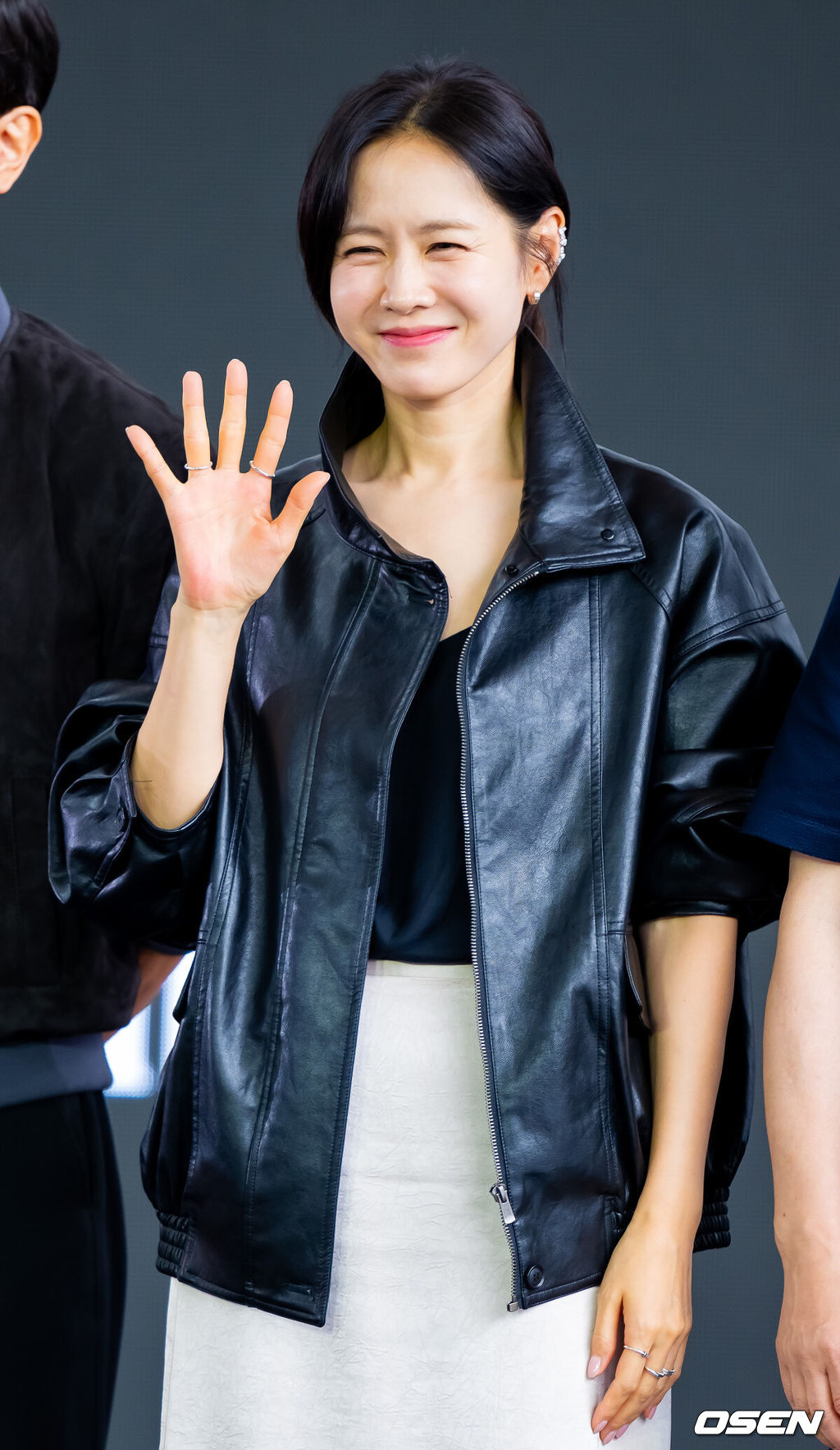 제30회 부산국제영화제(BIFF) 영화 ‘어쩔수가없다’ 오픈토크 행사가 18일 부산 해운대구 영화의 전당에서 열렸다.<br /><br />올해 30주년을 맞이한 부산국제영화제는 오는 26일까지 총 64개국 328편의 작품을 만날수 있다.<br /><br />배우 손예진이 오픈토크에서 포토타임을 갖고 있다  2025.09.18 / rumi@osen.co.kr