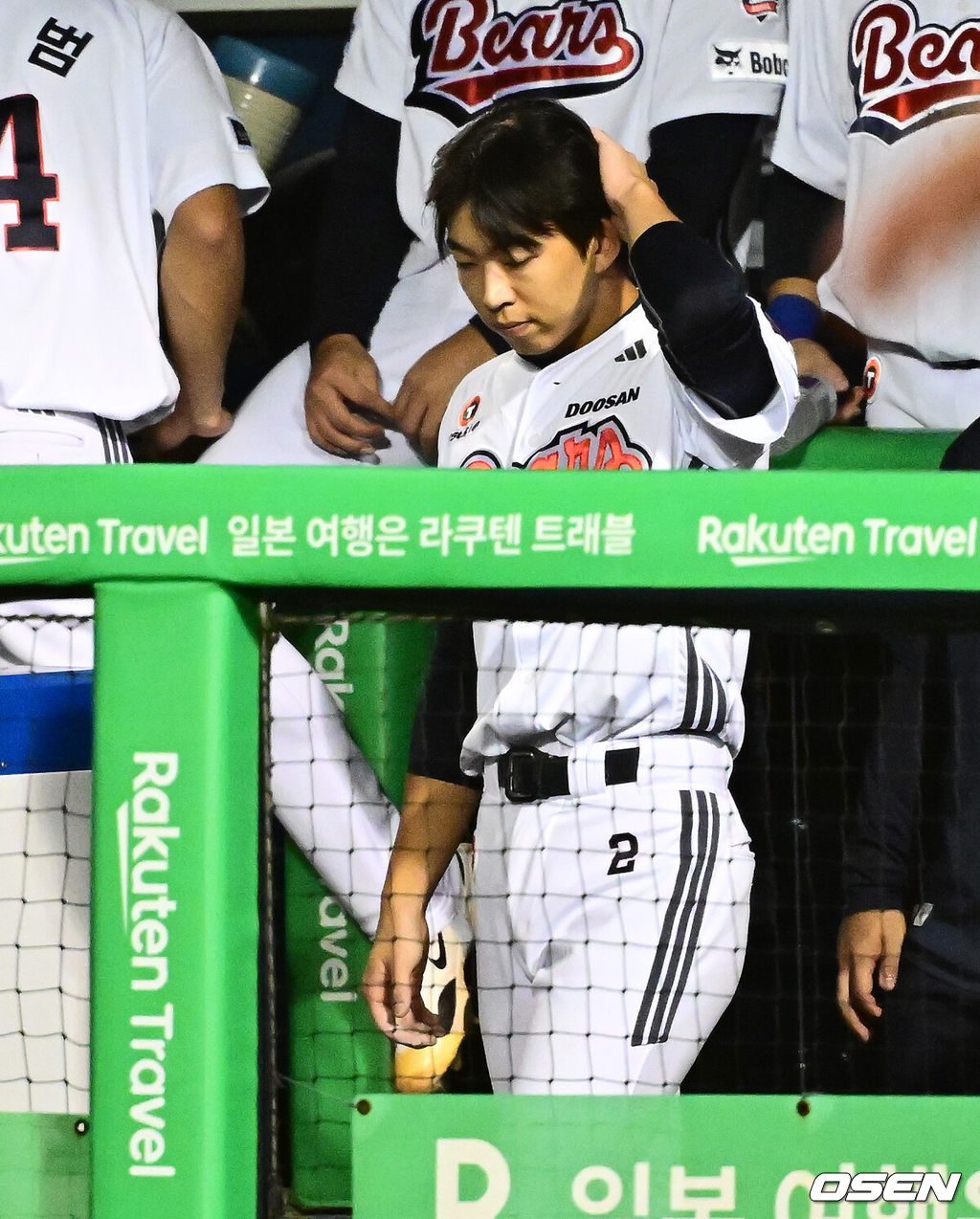 18일 오후 서울 잠실구장에서 ‘2025 신한 SOL Bank KBO리그’ 두산 베어스와 키움 히어로즈의 경기가 열렸다.두산은 잭로그, 키움은 하영민이 선발로 나섰다.4회초 무사에서 키움 이주형의 좌익수 플라이에 포수 실책을 범한 두산 김민석이 교체되며 아쉬워하고 있다. 2025.09.18 /jpnews@osen.co.kr