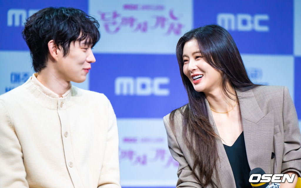 MBC 금토드라마 '달까지 가자' 제작발표회가 16일 오전 서울 상암 MBC에서 진행됐다. '달까지 가자'는 월급만으론 생존할 수 없는 흙수저 세 여자가 코인 투자에 뛰어들며 벌어지는 하이퍼리얼리즘 생존 드라마로 뱅 이선빈과 라미란, 조아람, 김영대가 출연한다.배우 이선빈이 김영대와 이야기를 나누고 있다 2025.09.16 / soul1014@osen.co.kr