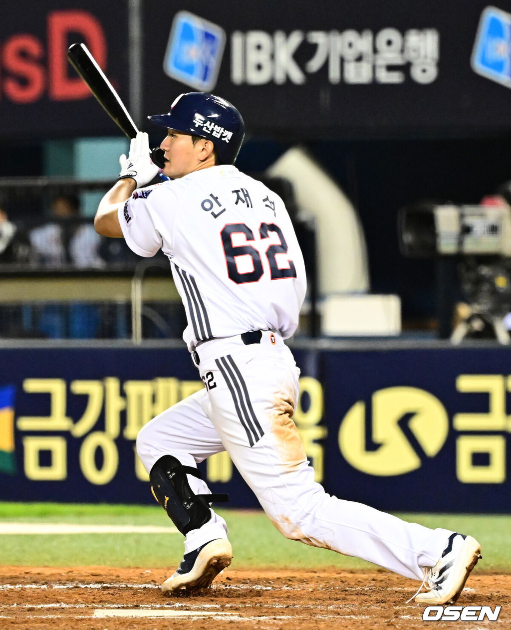 18일 오후 서울 잠실구장에서 ‘2025 신한 SOL Bank KBO리그’ 두산 베어스와 키움 히어로즈의 경기가 열렸다.두산은 잭로그, 키움은 하영민이 선발로 나섰다.8회말 무사에서 두산 안재석이 2루타를 날리고 있다. 2025.09.18 /jpnews@osen.co.kr