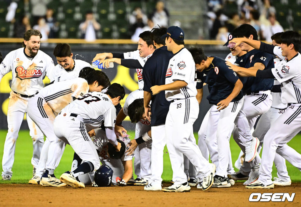 두산이 극적으로 7연패를 끊어냈다. 프로야구 두산 베어스는 18일 서울 잠실구장에서 열린 2025 신한 SOL뱅크 KBO리그 키움 히어로즈와의 시즌 마지막 맞대결(16차전)에서 3-2 끝내기 역전승을 거뒀다. 9위 두산은 7연패 늪에서 탈출하며 시즌 57승 6무 72패를 기록했다. 올해 키움전을 10승 6패 우위로 마감했다. 반면 3연승이 좌절된 최하위 키움은 46승 4무 88패가 됐다. 경기를 마치고 끝내기 안타를 날린 두산 홍성호가 동료선수들과 승리를 기뻐하고 있다. 2025.09.18 /jpnews@osen.co.kr