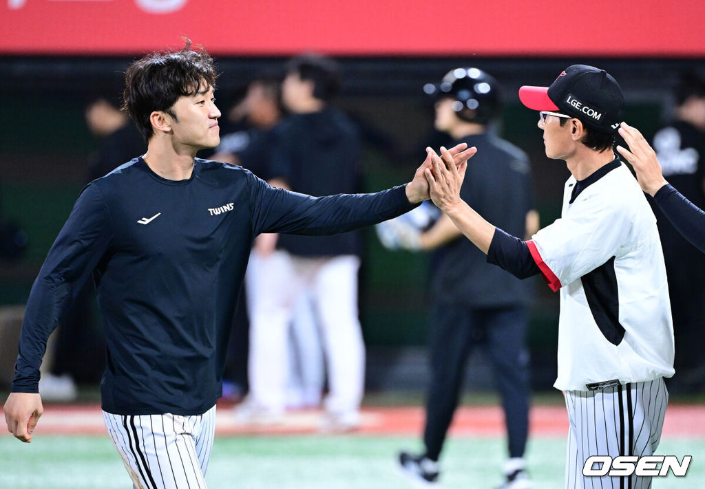 프로야구 LG 트윈스가 KT 위즈와 더블헤더를 싹쓸이하며 정규시즌 우승 매직넘버를 '6'으로 줄였다. LG는 18일 수원 KT위즈파크에서 열린 KT와 더블헤더 2차전에서 18안타를 폭발시키며 14-1로 크게 승리했다. 선발투수 송승기는 6이닝 동안 88구를 던지며 5피안타 1볼넷 8탈삼진 1실점으로 호투, 시즌 11승째를 기록했다. 경기를 마치고 승리한 LG 염경엽 감독과 박해민이 인사를 나누고 있다. 2025.09.18 / dreamer@osen.co.kr