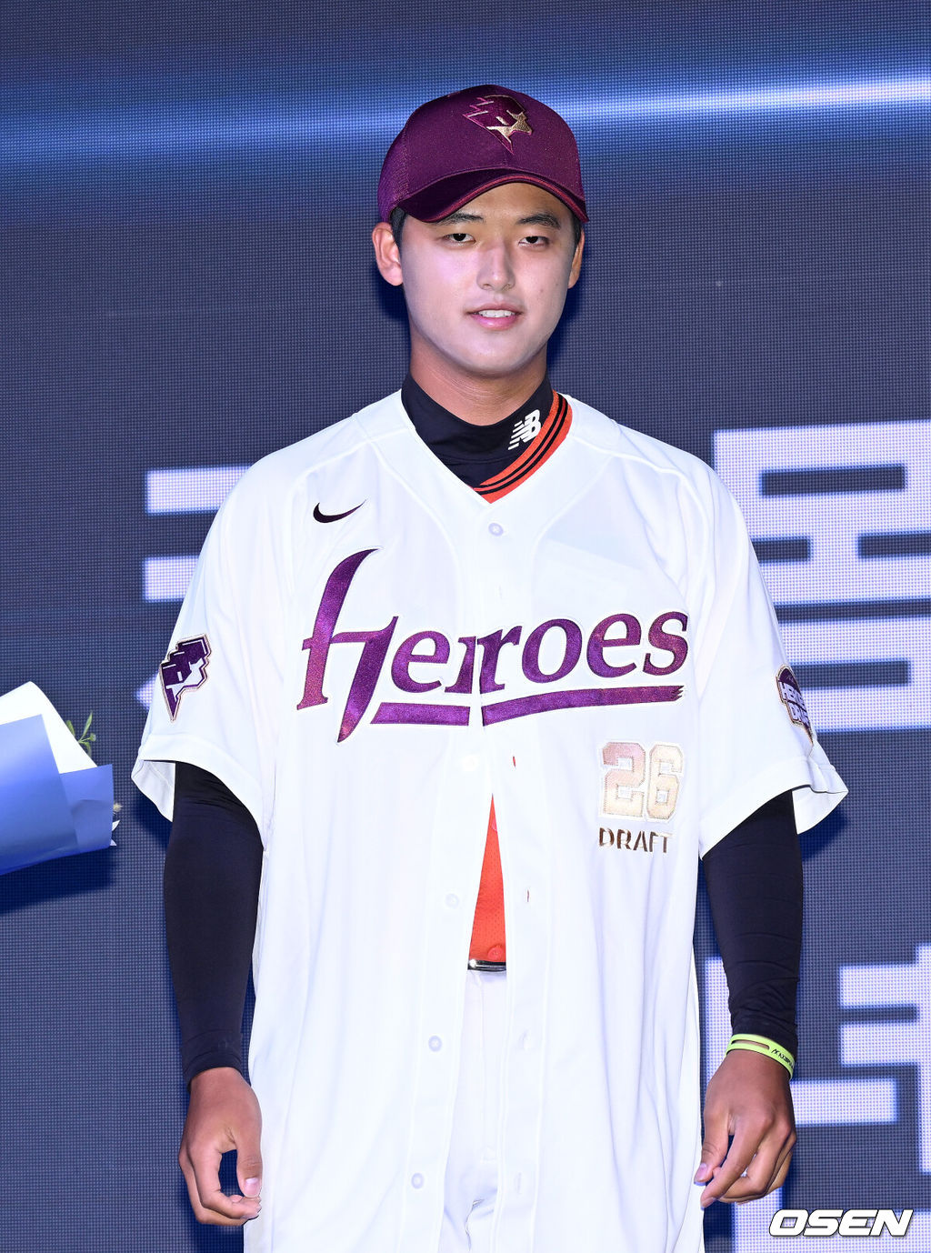 17일 오후 7일 오후 서울 롯데호텔 월드에서 ‘2026 KBO 신인 드래프트’가 열렸다.이번 드래프트는 전면 드래프트 방식으로 총 11라운드에 걸쳐 진행된다. 대상자는 총 1천261명으로, 고등학교 졸업 예정자 930명, 대학교 졸업 예정자 216명, 얼리 드래프트 신청자 51명, 해외 아마추어·프로 출신 선수 19명이다. 이 중 최대 110명이 KBO 10개 구단의 부름을 받게 된다.키움에 지명된 북일고 박준현이 기념촬영을 하고 있다. 2025.09.17 /sunday@osen.co.kr